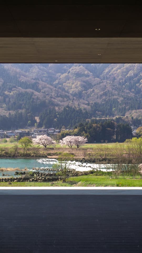 春山淡治にして笑ふが如く、